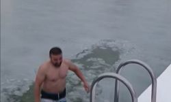 Yüzeyi buz tutan havuzda yüzdü; o anlar kamerada