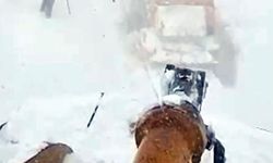 2 bin 540 rakımlı Sahara Geçidi'ne çığ düştü, iş makineleri kar altında kaldı (2)