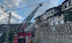 2 katlı kerpiç ev alev alev yandı