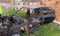 20 yıldır iş yerinin çatısında duran otomobili, akan çatıyı tamir etmek isteyince gördü