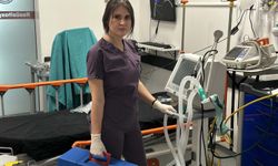 Acil serviste hastalara, çiftlikte hayvanlara şifa dağıtıyor