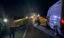 Adana'da otomobilin çarptığı traktör ikiye ayrıldı: 1'i ağır 6 yaralı