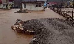 Adana'da sağanak; dereler taştı, mescit sular altında kaldı