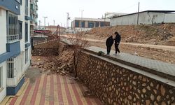 Adıyaman'da 7 katlı binanın önündeki istinat duvarı çöktü