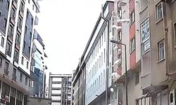 Ağrı'da çatıdan akan kar kütlesinin altında kalıp, yaralandı