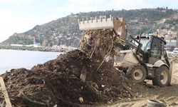 Alanya'da sağanağın ardından sahil atıkla doldu
