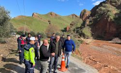 Alaşehir'de sağanak; dere taştı, kara yolu çöktü