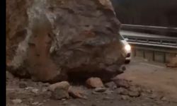 Amasya'da dağdan kopan dev kayalar yolu ulaşıma kapattı