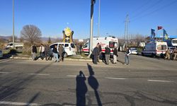 Ambulans ile hasta yakınının kullandığı hafif ticari araç çarpıştı