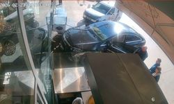 Ankara'da otomobil pastaneye girdi; o anlar kamerada