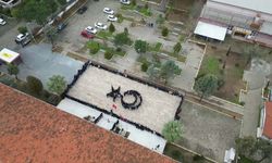 Aydın'da öğrenciler, bedenleriyle Türk bayrağı figürü oluşturdu