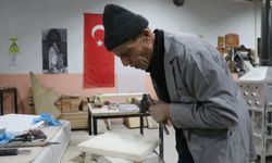 Baba-oğul, tarihi Rum Yetimhanesi'nin bahçesinde kurulan atölyede taşa şekil veriyor