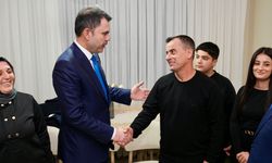 Bakan Kurum, depremzede ailenin yeni evine misafir oldu
