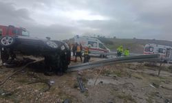 Bariyerlere çarpan otomobilin sürücüsü ile yanındaki eşi öldü