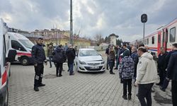 Bingöl'de yolcu treni otomobile çarptı: 3 yaralı