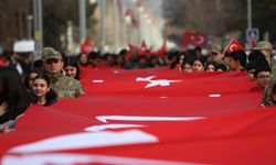 Binlerce Erzincanlıdan bayrak yürüyüşü