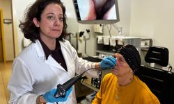 Bir gecede ses telleri felç olan anneyi doktor kızı iyileştirdi