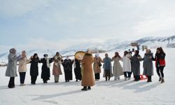 Bitlis'te anneler ile çocukları kızakla kayıp eğlendi