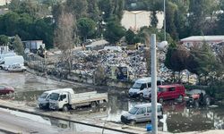Buca'da şantiyedeki çöpler sağanak yağmurda yola sürüklendi
