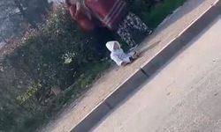 Bursa'da iki kadın dilencinin yanlarındaki bebeğe rağmen yer kavgası kamerada