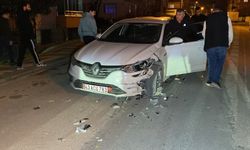 Bursa'da motosiklet ile otomobilin çarpıştığı kaza kamerada; 2 yaralı