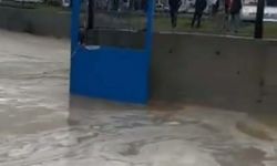 Büyük Menderes Nehri taştı, kara yolu ulaşıma kapatıldı (2)