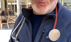 Buzağısının serumu bitene kadar başından ayrılmadı, uzun hava okudu