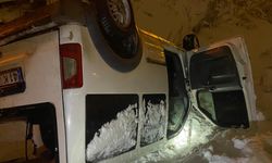 Buzlanan yolda hafif ticari araç takla attı; 2 yaralı