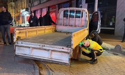 Çalıntı kamyonetle yakıt alırken polis geldi, kaçarken pompayı kopardı