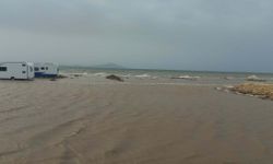 Çanakkale'de fırtınada ağaçlar devrildi, balkon duvarı yıkıldı (2)