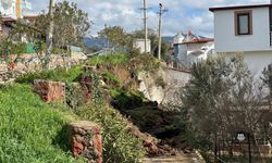 Çanakkale'de sağanak nedeniyle sitenin istinat duvarı çöktü