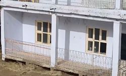 Çayın seviyesi yükseldi; su kıyıdaki evlerin giriş kat balkonlarına ulaştı