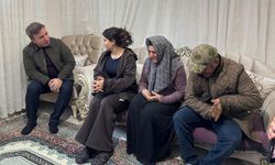 Çilem, özel gereksinimli abla ve ağabeyine hem annelik hem babalık yapıyor