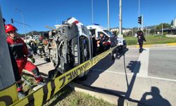 Cipe çarpmamak için sürücüsünün manevra yaptığı ambulans devrildi; 4 yaralı