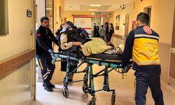 Çukura düşüp, devrilen motosikletteki baba ve oğul yaralandı