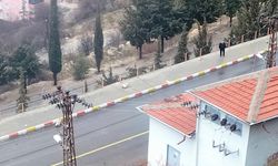 Dağdan kopan kaya, mahalledeki trafoya çarptı