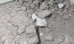 Dağdan kopan kaya parçası evin duvarını delip, yatak odasına girdi