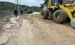 Dağdan kopan kayalar, kara yolunu kapadı