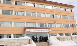 Deniz öğretmen, 26 yıl sonra ilk görev yeri Yüksekova'ya geri döndü