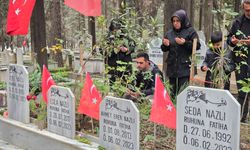 DHA muhabiri İzzet Nazlı, depremin 3'üncü yıl dönümünde mezarı başında anıldı