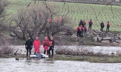 Diyarbakır'da 13 gün sonra dere yatağında ölü bulunan kadın, toprağa verildi