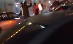 Düğün konvoyundaki otomobillerle trafiği kesip, egzoz sesiyle gürültü yaptılar