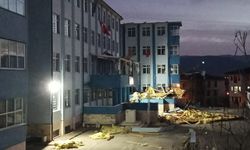 Düzce'de şiddetli rüzgar lisenin çatısını uçurdu; eğitime yarın ara veridi