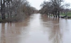 Edirne'de nehirlerin debisi arttı, 'turuncu alarm' verildi; Sarayiçi'ni su bastı