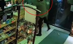 Eksik para üstü verdiğini iddia ettiği market sahibine, su kolisi ve sandalye fırlattı