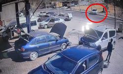 El freni çekilmeyen otomobil hareket edip kaldırıma çıktı, o anlar kamerada