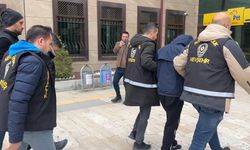 Emekli doktoru 650 bin dolarını alıp, dolandıran 5 şüpheli tutuklandı