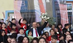 Emekliye ayrılan 39 yıllık öğretmene, görev yaptığı okulda 'efsane' afişli veda