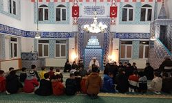 Erzincan'da camiye gelen çocuklara oyuncak hediye ettiler