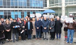 Eski eşinin üniversite kampüsünde öldürdüğü Meliha için adliye önünde açıklama